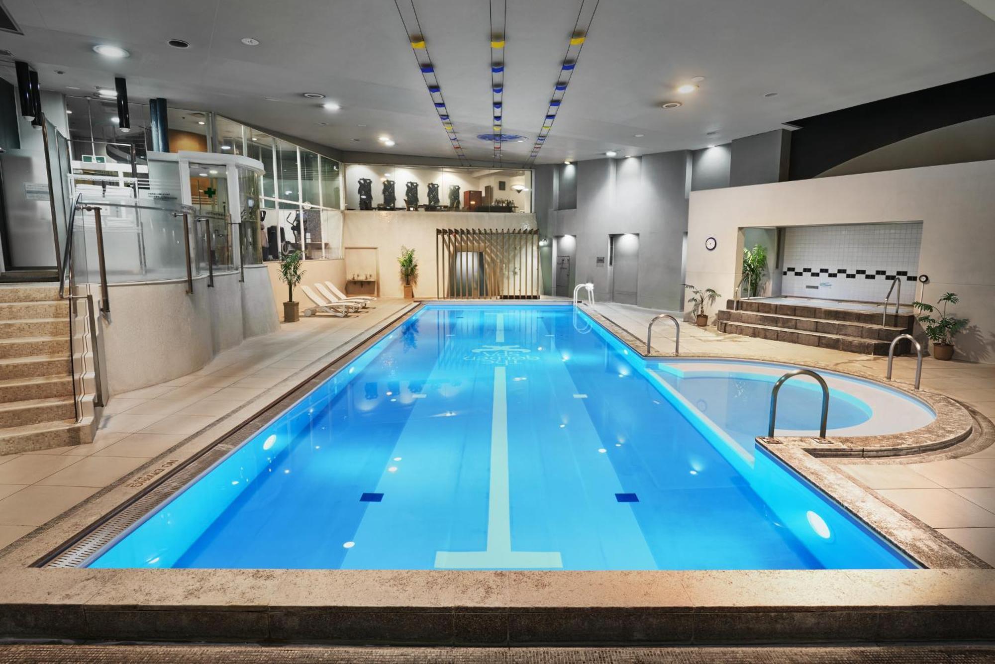 Hotel New Otani Tokyo The Main Bagian luar foto The swimming pool at the hotel