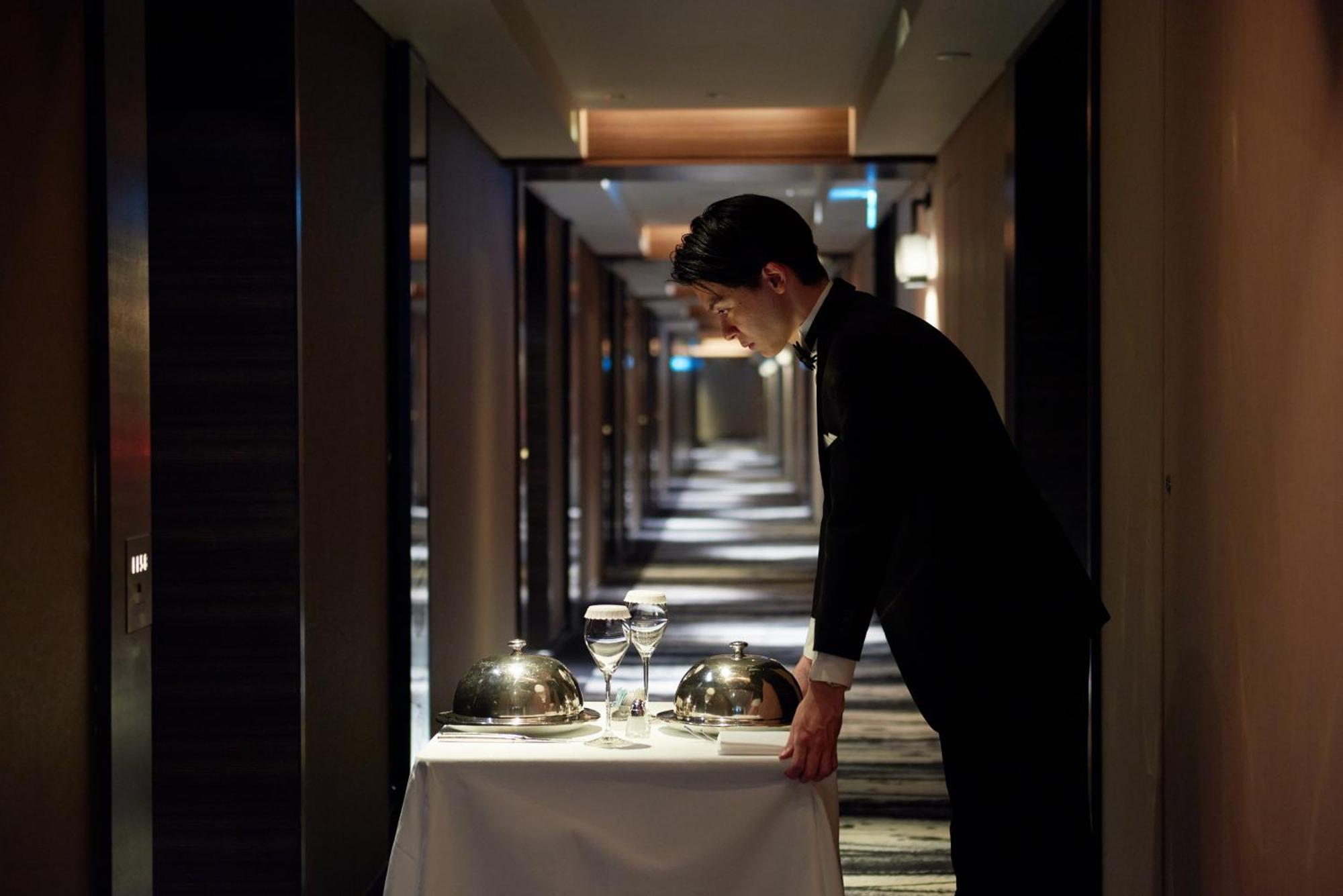 Hotel New Otani Tokyo The Main Bagian luar foto A room service attendant at the Mandarin Oriental, Tokyo