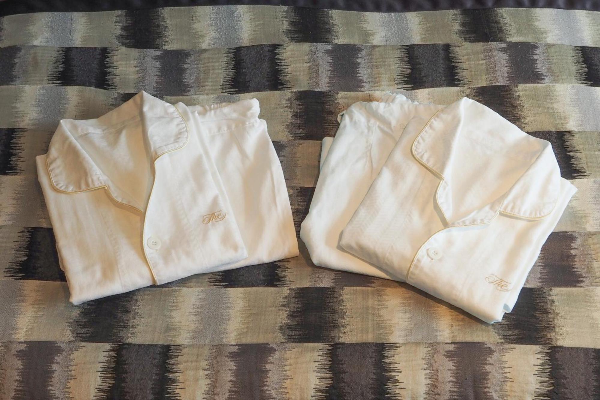 Hotel New Otani Tokyo The Main Bagian luar foto Two folded shirts
