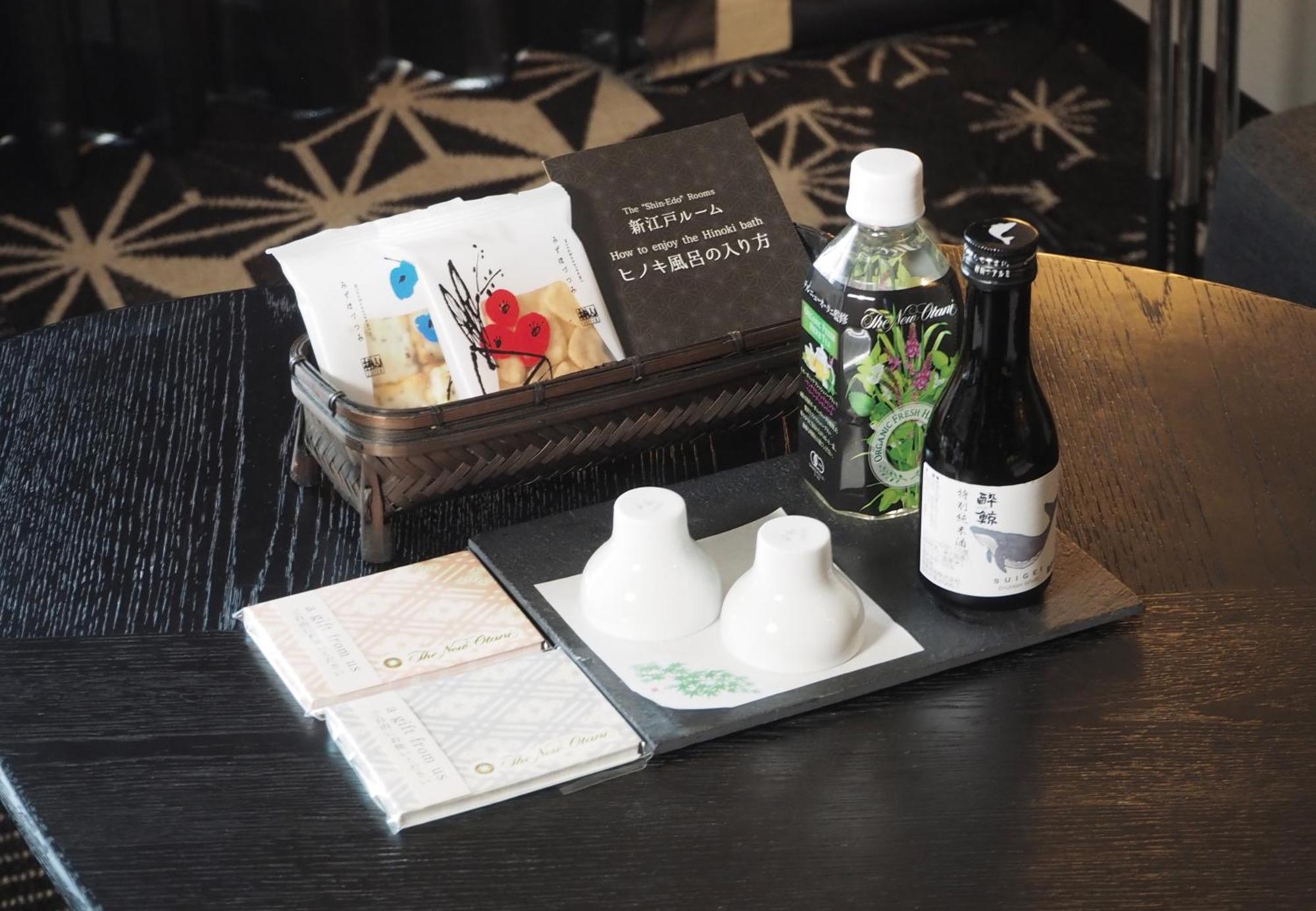 Hotel New Otani Tokyo The Main Bagian luar foto A set of condiments at a restaurant