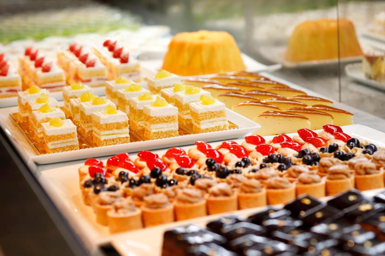 Hotel New Otani Tokyo The Main Bagian luar foto A display of petit fours